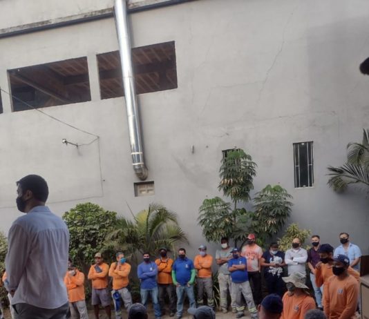 Secretaria de Obras e comércio local de Nova Venécia fazem homenagem ao dia do Gari