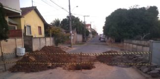 Prefeitura de Nova Venécia interdita rua para melhorias na rede de esgoto.
