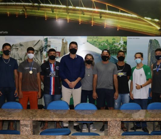 Atletas medalhistas tem agenda com prefeito de Nova Venécia