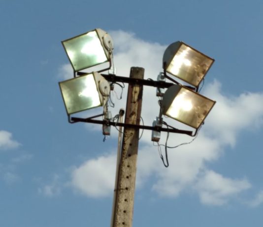 Prefeitura de Nova Venécia realiza manutenção na iluminação no interior