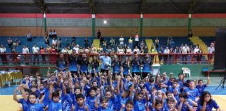 A Secretaria de Esportes realiza entrega de Kit de uniforme para os alunos do Projeto Campeões de Futuro