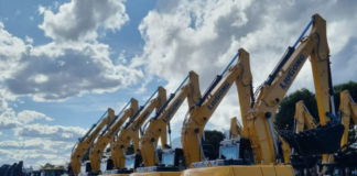 Prefeitura de Nova Venécia recebeu equipamentos para o S.I.M e uma retroescavadeira que auxiliará nos serviços públicos prestados ao meio rural