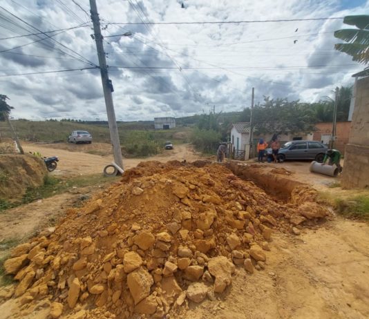 A Prefeitura realiza drenagem da Rua Juscelino Kubitschek para concluir toda Pavimentação do Bairro Altoé