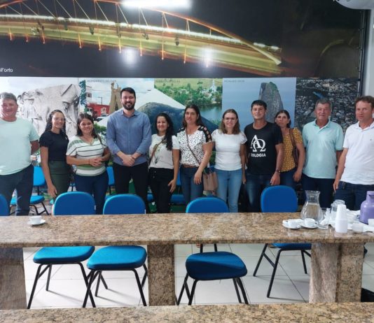 Prefeito recebe representantes da comunidade Córrego do Paraíso na manhã desta segunda-feira (27)