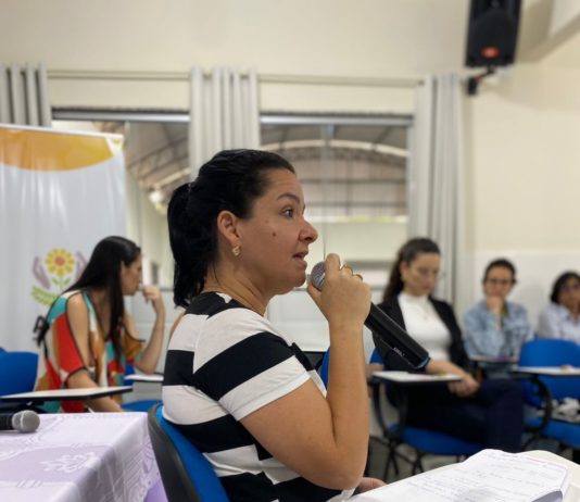 Secretária de Assistência Social palestra para mulheres no auditório da Apae