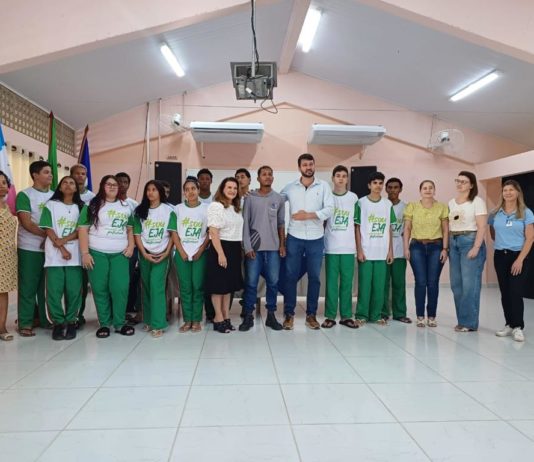 Nova Venécia faz doação de uniformes para as aulas dos alunos da EJA no Ifes