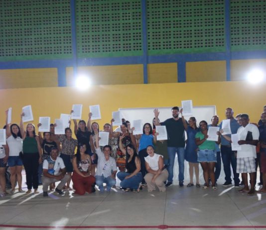 Mais de 60 títulos de regularização fundiária são entregues no Bairro Aeroporto II