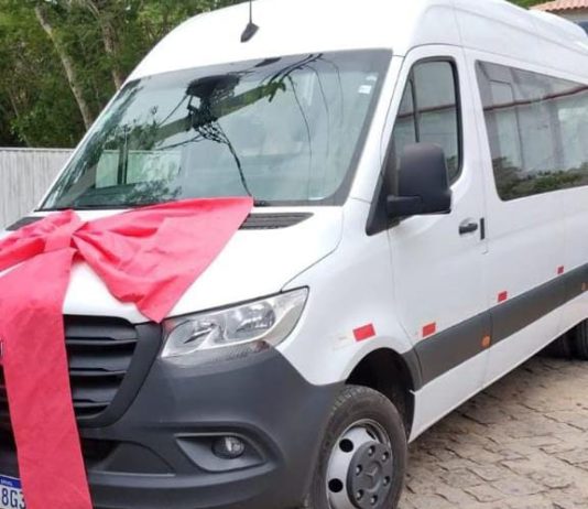 Prefeitura de Nova Venécia entrega veículo à Casa do Vovô