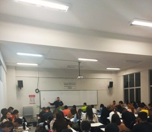 Procon realiza palestra sobre direito do consumidor para universitários