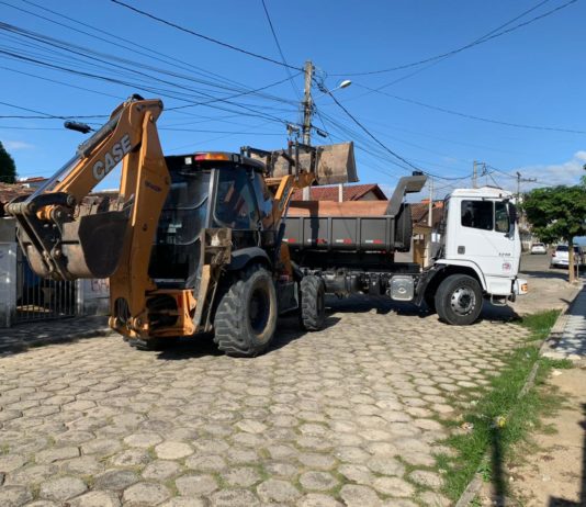 Secretaria de Serviços realiza coleta de entulho em diversos bairros do município