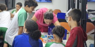 Alunos da Escola Claudina Barbosa participam de oficina de robótica em ônibus itinerante