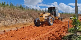 Prefeitura de Nova Venécia realiza melhorias na estrada da comunidade de São Geraldo