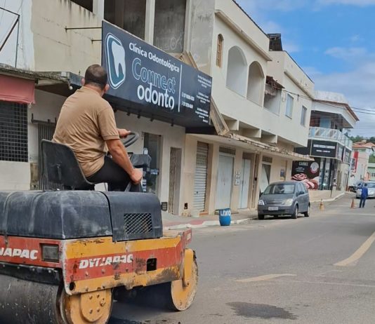 Secretaria de Obras realiza operação tapa-buraco na Rua Riacho, no centro de Nova Venécia
