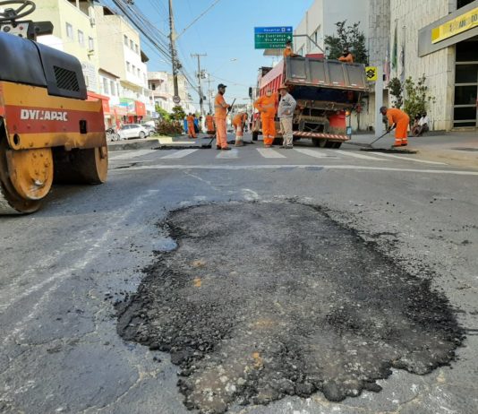 DER e Prefeitura de Nova Venécia começam operação tapa-buracos na Avenida Vitória