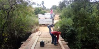 Secretaria Municipal de Agricultura reforma ponte no interior