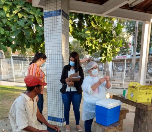 Moradores de rua começam a ser imunizados contra Covid-19 em Nova Venécia