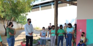 Prefeito de Nova Venécia planta árvores em comemoração ao Dia da Árvore.