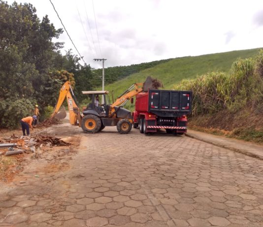 Secretaria de Obras realizar limpeza no interior