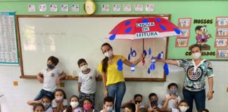 Guarda-chuvas, batatas fritas: professores da rede municipal de ensino usam a criatividade no incentivo a leitura