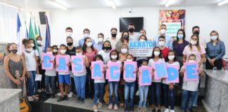 Alunos da EMEFTI Bairro Altoé homenageiam Governador do Estado em cerimônia