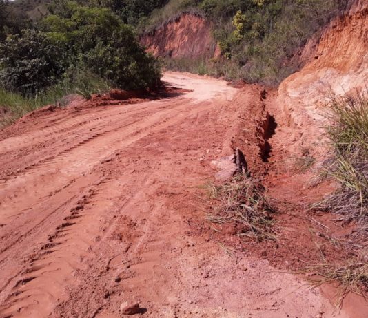Prefeitura de Nova Venécia realiza limpeza em estradas e manutenção de bueiros no interior do Município