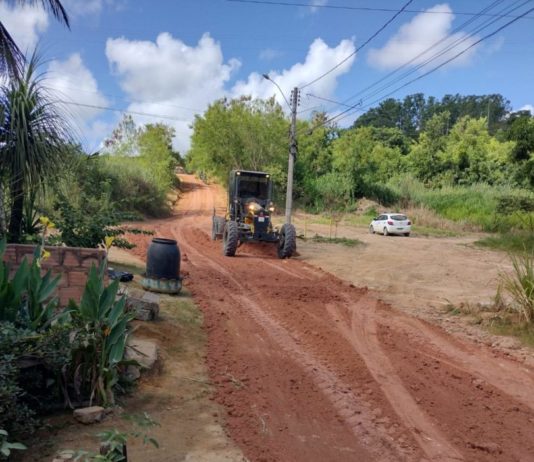 Obras de melhorias são feitas nas estradas do interior e da cidade