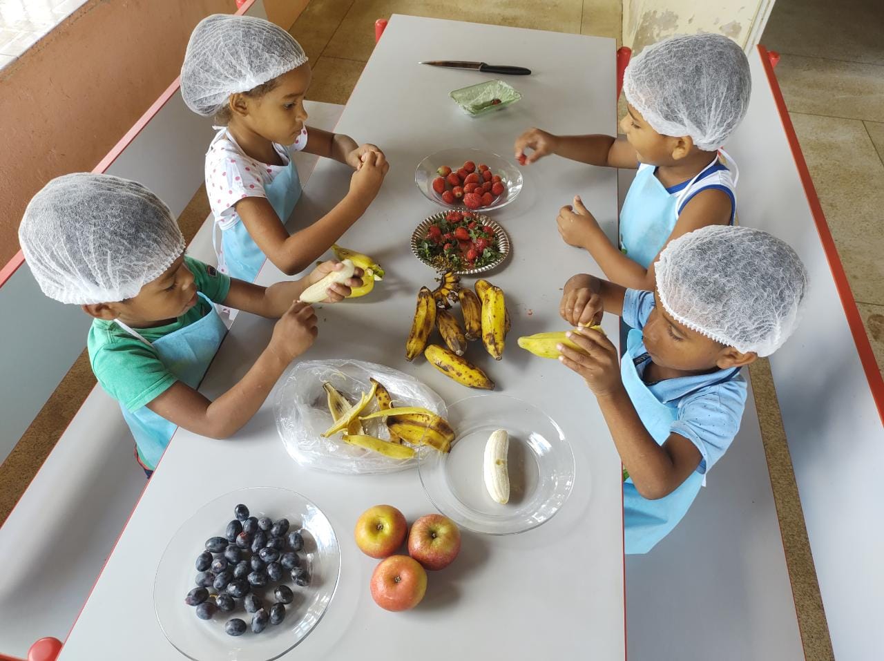 a criança faz um jogo infantil - o cozinheiro prepara a comida