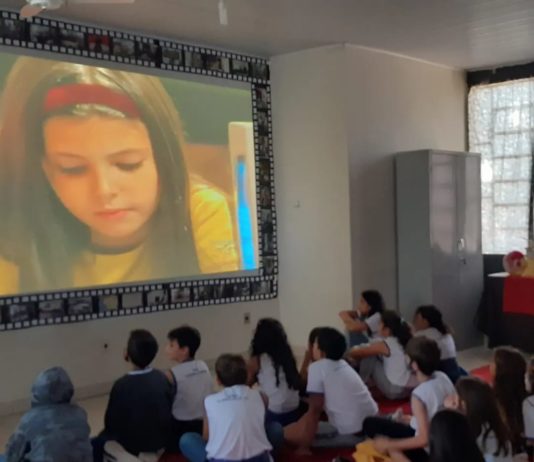 Biblioteca recebe alunos da rede municipal para sessão de cinema
