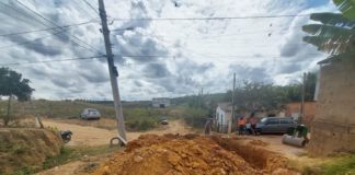 A Prefeitura realiza drenagem da Rua Juscelino Kubitschek para concluir toda Pavimentação do Bairro Altoé