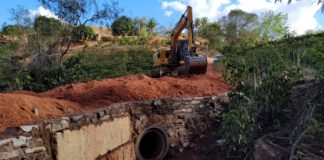 Assentamento Córrego do Augusto recebe bueiro para drenagem de água