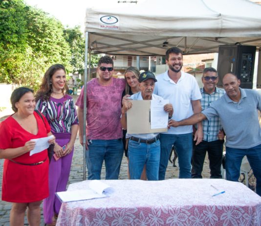 Prefeito assina ordem de serviço para construção de escadaria e pavimentação da Rua Travessa Matias no Bairro Iolanda