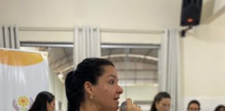 Secretária de Assistência Social palestra para mulheres no auditório da Apae
