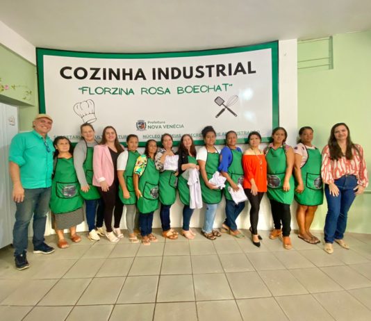 Núcleo de Ideias faz entrega de kits com aventais e camisas para inauguração da cozinha industrial