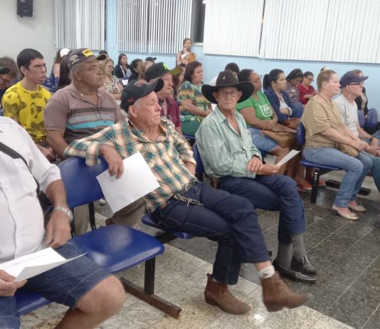 Secretaria de Assistência Social de Nova Venécia entrega títulos de regularização fundiária