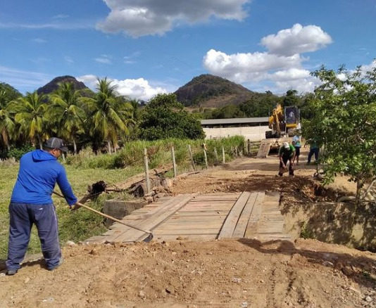 Secretaria de Agricultura realiza reforma de ponte no Córrego da Fortuna