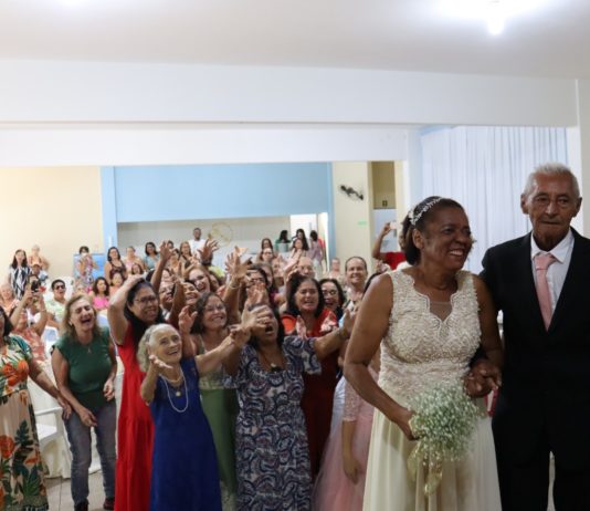 União celebrada: Dona Marina e Seu Antônio selam amor no Centro de Convivência do Idoso