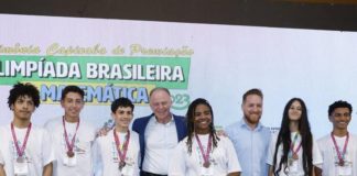Governador Casagrande entrega medalha da OBMEP a estudantes da rede municipal