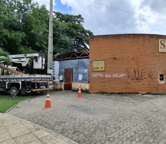 Prefeitura realiza intervenção em imóvel inutilizado na Praça Adélio Lubiana