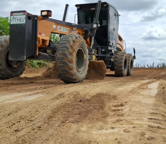 Prefeitura de Nova Venécia recupera estradas rurais e prioriza rotas do transporte escolar