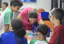 Alunos da Escola Claudina Barbosa participam de oficina de robótica em ônibus itinerante