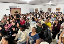 Prefeitura assina projeto de lei e professores comemoram adequação do salário ao piso do magistério