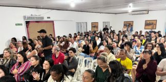 Prefeitura assina projeto de lei e professores comemoram adequação do salário ao piso do magistério