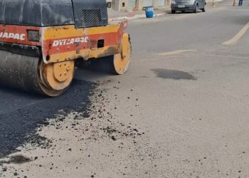 Secretaria de Obras realiza operação tapa-buraco na Rua Riacho, no centro de Nova Venécia