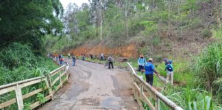 Prefeitura de Nova Venécia realiza mutirão de limpeza na estrada do Córrego da Serra