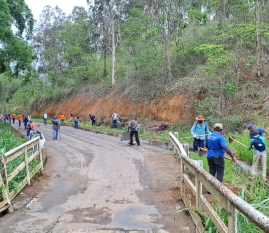 Prefeitura de Nova Venécia realiza mutirão de limpeza na estrada do Córrego da Serra