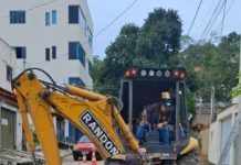 Prefeitura faz reparo em rua do bairro Iolanda após surgimento de buraco