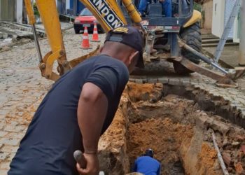 Prefeitura faz reparo em rua do bairro Iolanda após surgimento de buraco