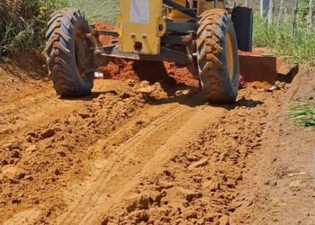 Prefeitura realiza cascalhamento e patrolamento das estradas no Córrego do Palmito