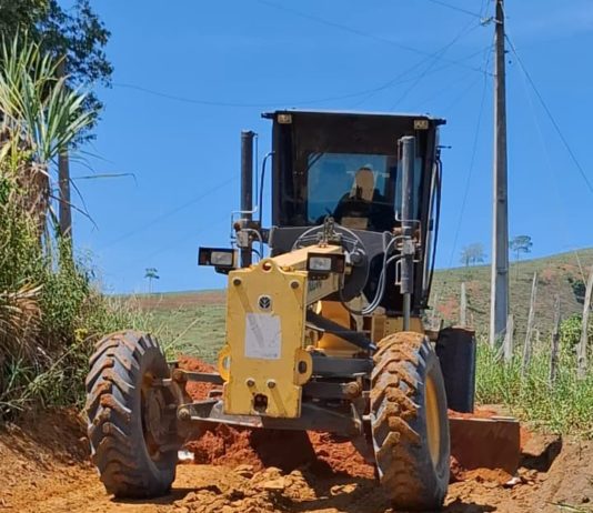 Prefeitura realiza cascalhamento e patrolamento das estradas no Córrego do Palmito