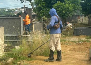 Secretaria de Obras realiza limpeza no Cemitério São Marcos
